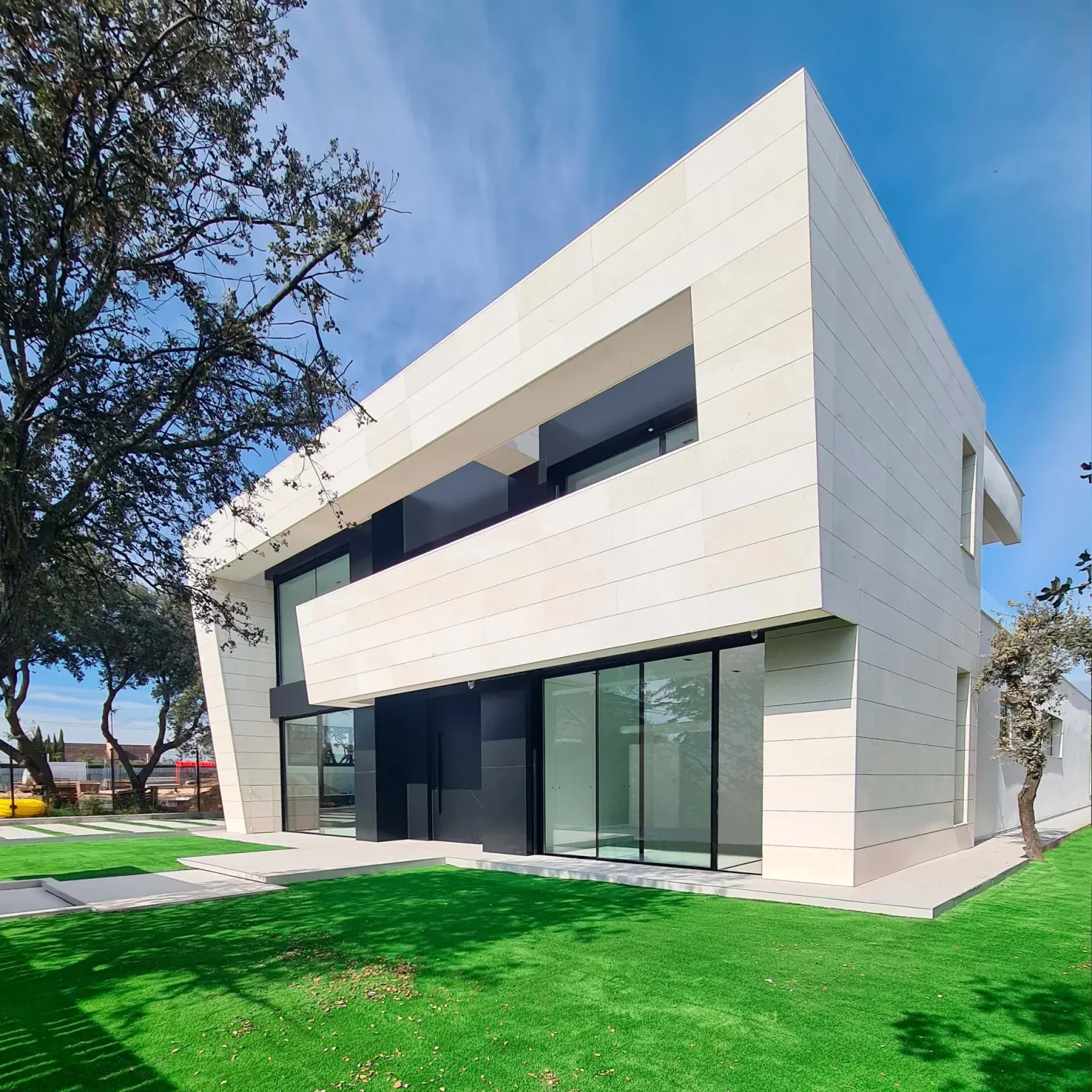 Perspectiva exterior de la arquitectura moderna de la vivienda unifamiliar Villa IL3 desde el jardín frontal