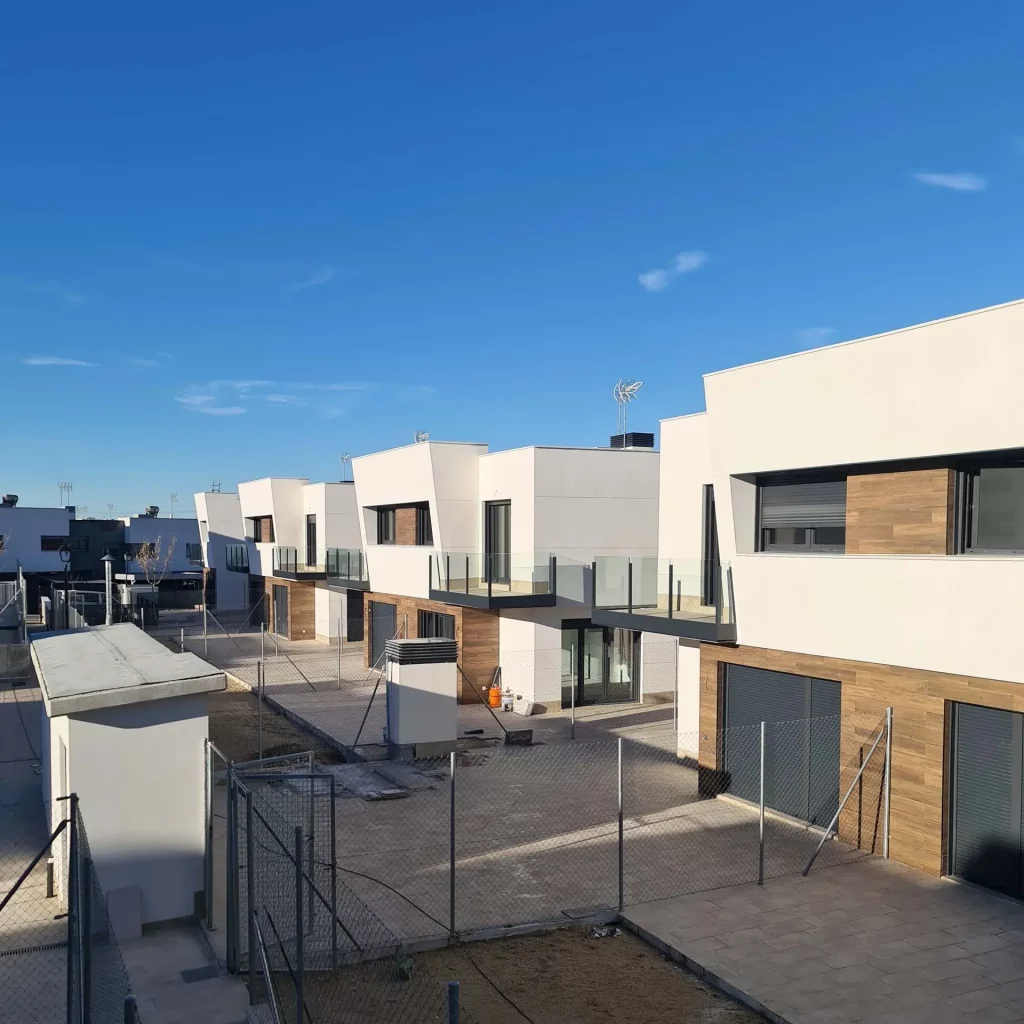 Vista general del avance de las obras de una promoción de vivienda unifamiliar en Leganés, proyecto Villas A42.