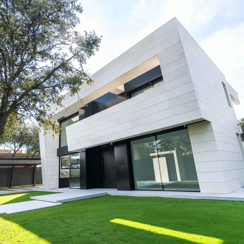 Fachada principal de diseño contemporáneo de la vivienda unifamiliar en Madrid, proyecto Villa IL3